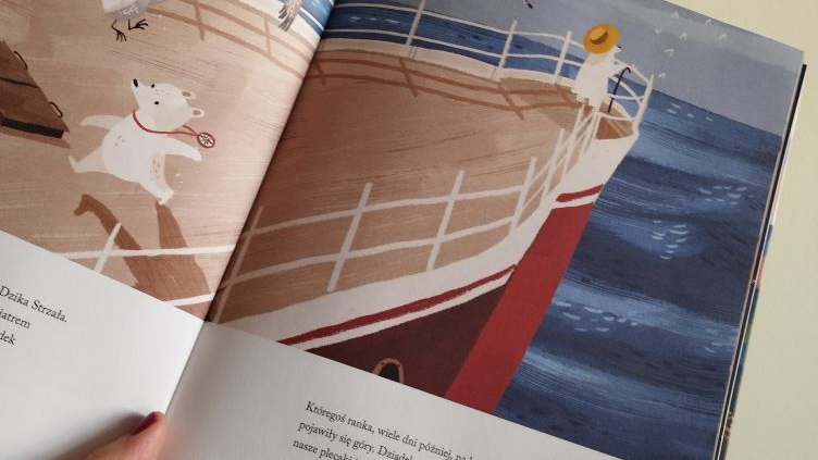 Ilustracja na rozkładówce książki. Przedstawia dwa białe niedźwiedzie płynące statkiem.