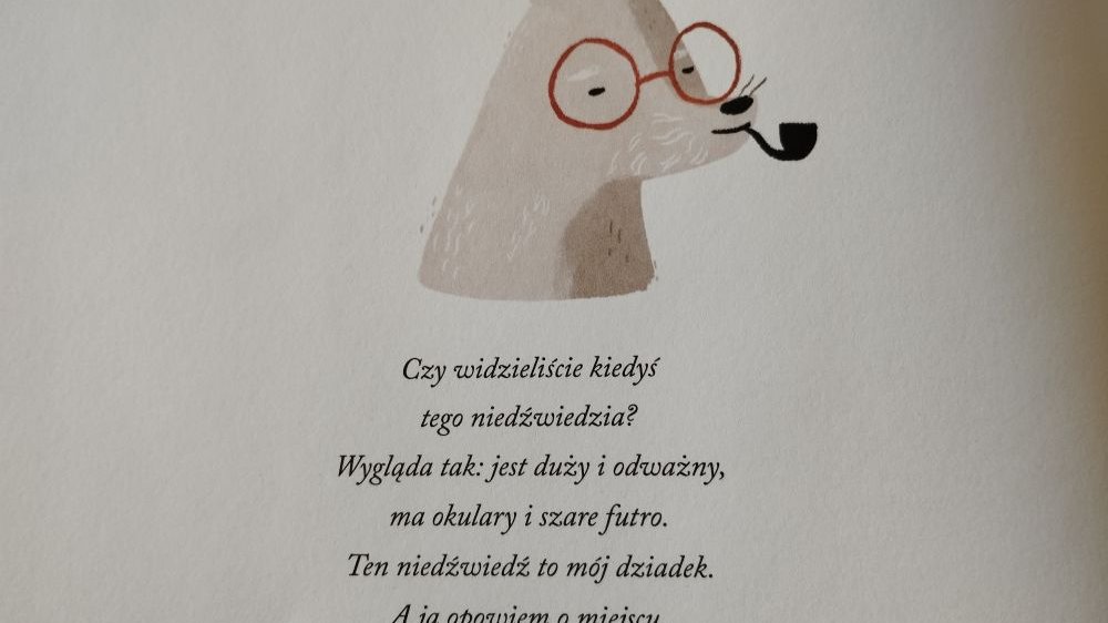 Rysunek białego niedźwiedzia w okularach i z fajką, pod rysunkiem krótki tekst.