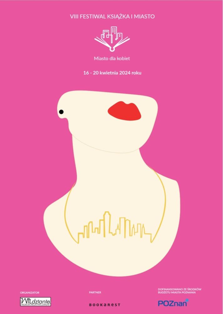 Różowy plakat festiwalu z graficznym motywem kobiecego popiersia o czerwonych ustach, na którego szyi wisi naszyjnik w kształcie zarysu miasta. - grafika artykułu